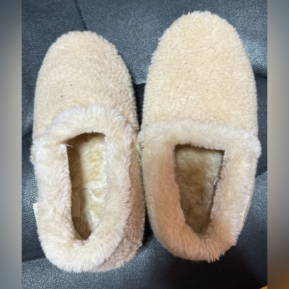 Slippers - Picture 1 of 3